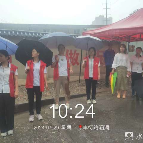 以超常规举措打好防汛主动仗‖双府社区党总支雨中在行动