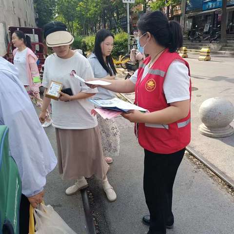 便民服务与群众心链心双府社区开展“家门口就业”宣传活动