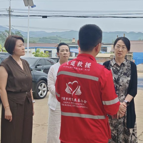 抚顺市副市长张美华深入东洲区视察养老院受灾情况及救灾物资发放工作