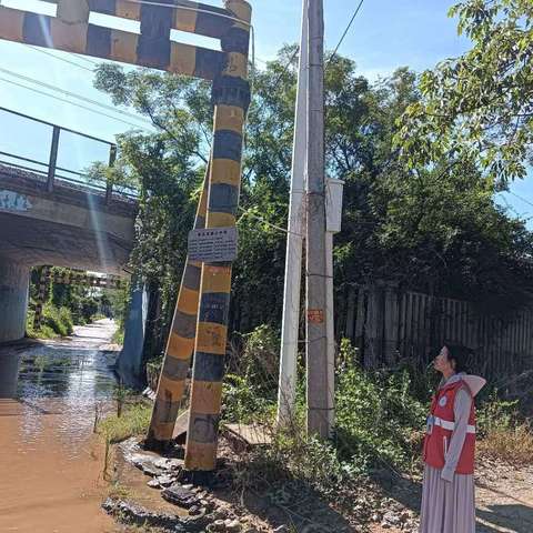 三家镇三家村网格员开展高铁安全隐患排查工作