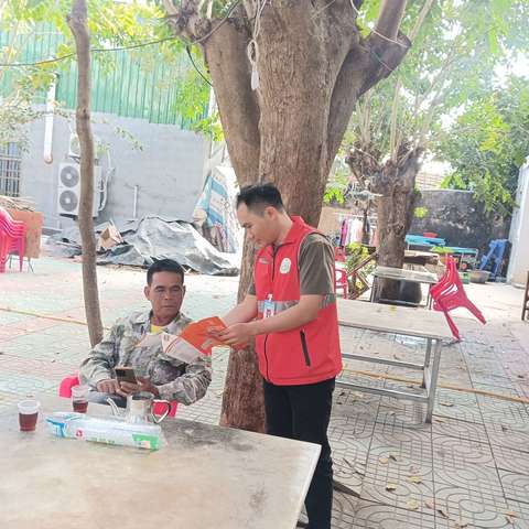 三家镇三家村网格员入户开展反走私宣传工作