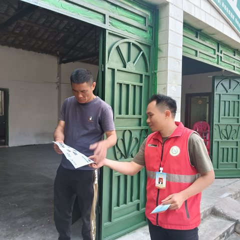 三家镇三家村网格员开展法治宣传工作