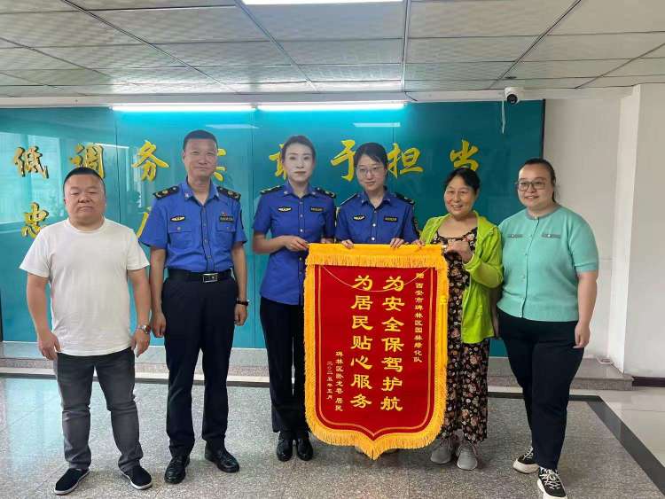 简篇-碑林城管局园林绿化队:伐除危树暖民心 安全护航显担当