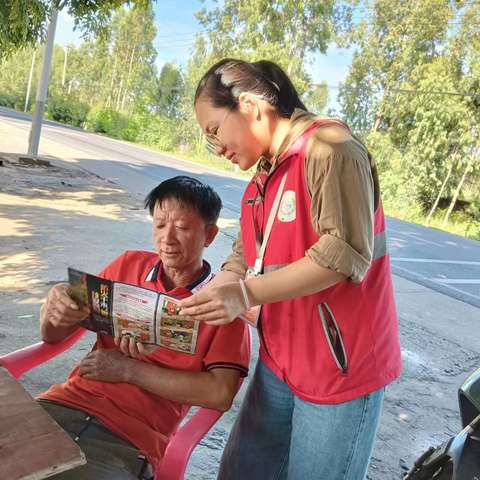 八所镇滨海社区网格员入户开展森林防火宣传活动