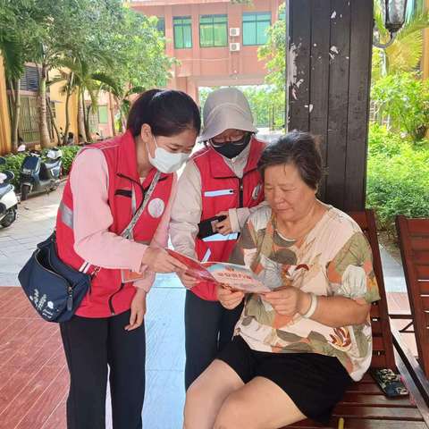 八所镇滨海社区网格员开展扫黑除恶宣传活动