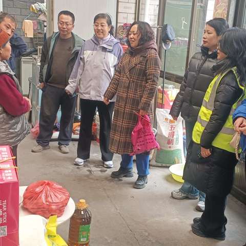 雷锋精神照暖阳 情暖社区困难家