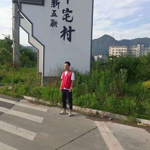 （新五联横溪陈志边）新五联主路口文明劝导交通安全。