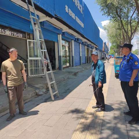 拆除隐患广告牌，守护群众“头顶安全”