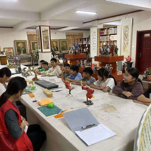 我们的节日·中秋 文润艺术培训中心联合面塑非遗传承人·赵闯走进黑龙潭河涯李村为孩子们捏十二生肖陪孩子们度过一个难忘的中秋佳节！！！
