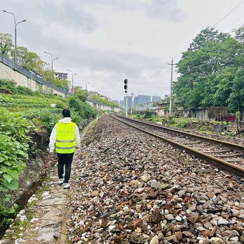 珠山区新村街道昌虹社区五一期间开展铁路护路巡查活动