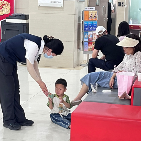 顺义宏城支行积极开展“工”享快乐“驿”起成长——端午童乐荟主题活动