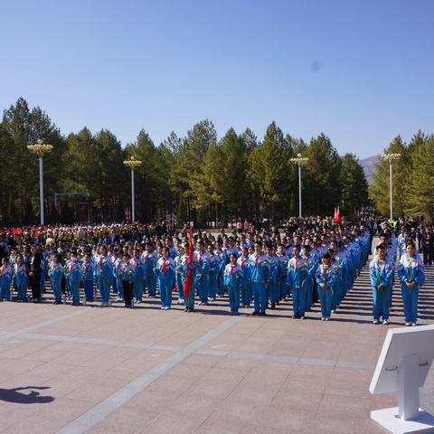 缅怀革命先烈 弘扬民族精神——乌鲁木齐市第三十三中学清明节祭扫活动