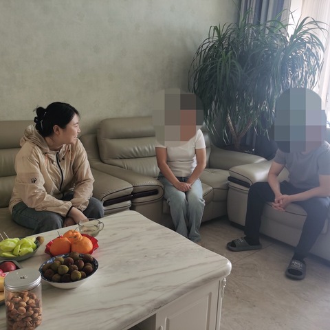 家访有爱  共话农情 ——鸭绿江支行开展关爱青年员工家庭走访活动