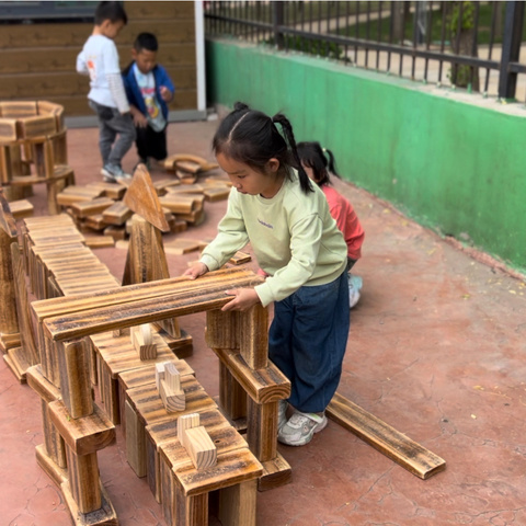 小小建筑师的满满匠心——中三班户外自助游戏之积木区观察记录