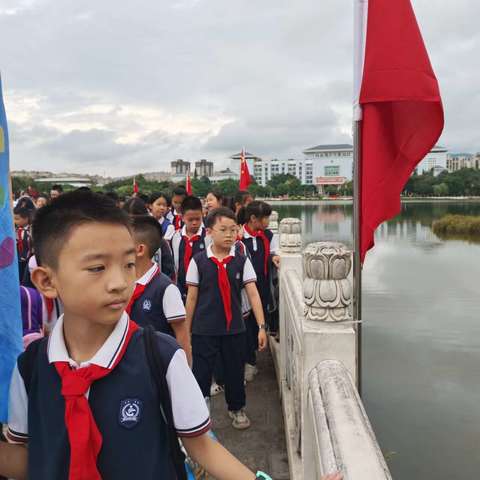 秋色中的探索之旅——文山东实验小学五年级秋游人工湖