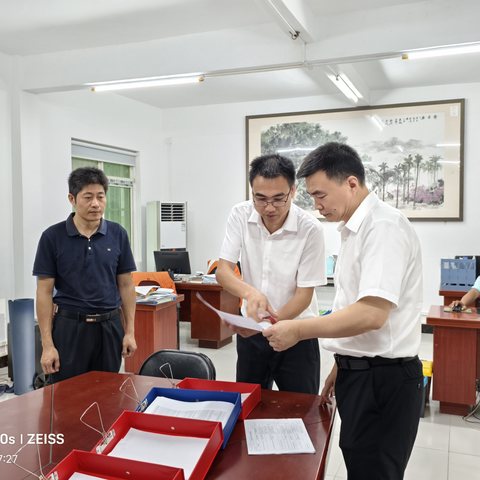 三亚市崖州区委常委、政法委书记余学军到北岭村检查问题整改台账
