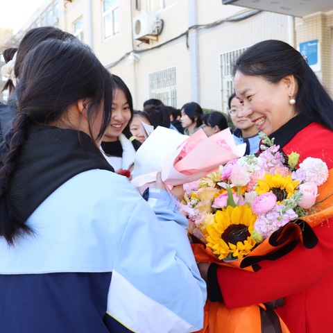 桃李芬芳师生情意绵长，传承接力共育优秀学子——长江东路小学教育集团校长胡建玲一行看望长东学子