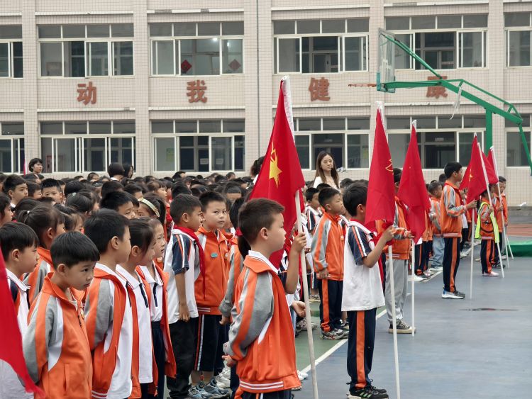 夹江漹城三小6.1班承办2024年春季学期第10周升旗仪式