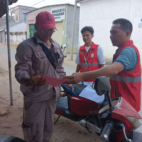 四更镇网格员持续开展“预防登革热”宣传活动