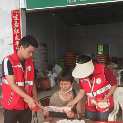 四更镇网格员集中开展禁塑宣传活动