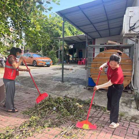 网格员协助开展台风后卫生整治工作