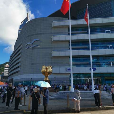 Travelling to Hong Kong                      By Robert