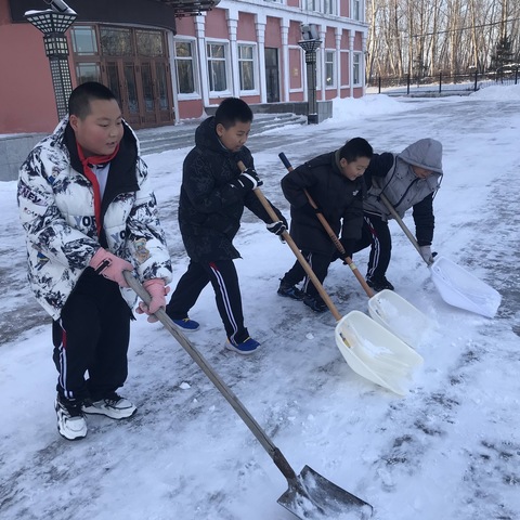 初雪落校园  齐心焕新颜----方正县第一小学校开展校园清雪除冰活动