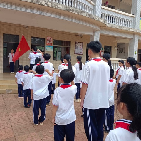 文昌市重兴镇凤鸣小学2025年六一儿童节一年级新生入队仪式及游园活动