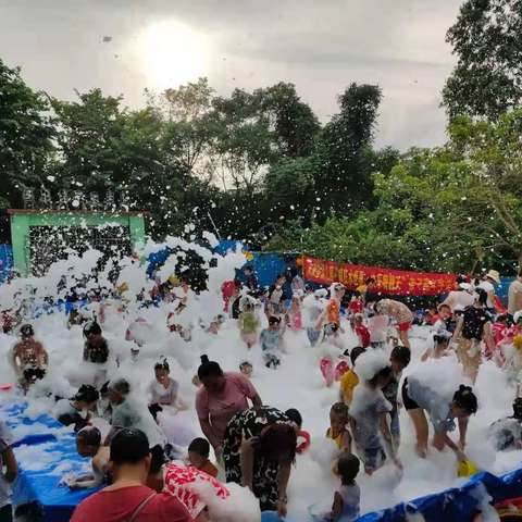 金太阳幼儿园“仲夏狂欢，水悦童年”亲子泡沫嘉年华主题活动邀请函