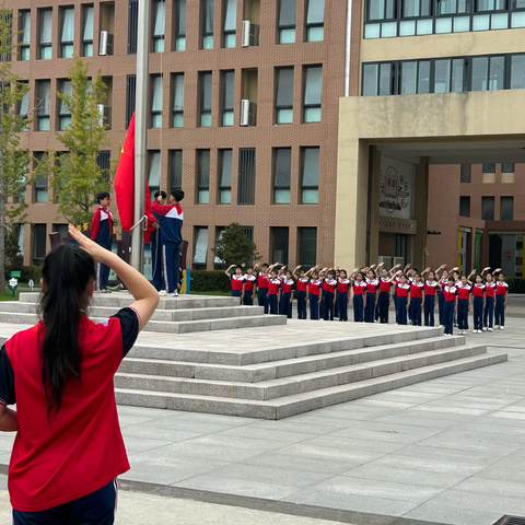 七十五载庆华诞 爱国情浓记心间——沛县汉兴小学举行迎国庆升旗仪式