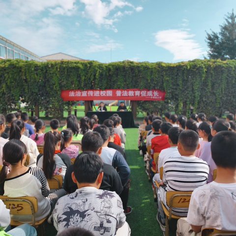 法治宣传进校园                                    普法教育促成长
