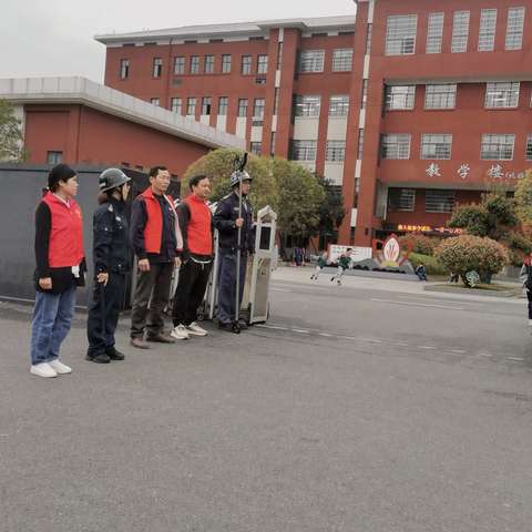 风雨护学岗，暖心伴成长——冷水滩区富强小学三（3）班家长志愿者“护学岗”活动