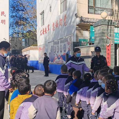 走进警营，感受巡警风采——贺尔加幼儿园参观巡警大队活动。