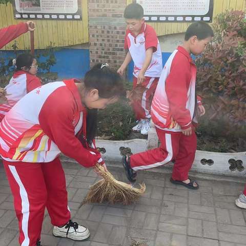 师生齐上阵 洁净展新颜——四留固小学开展校园大扫除活动