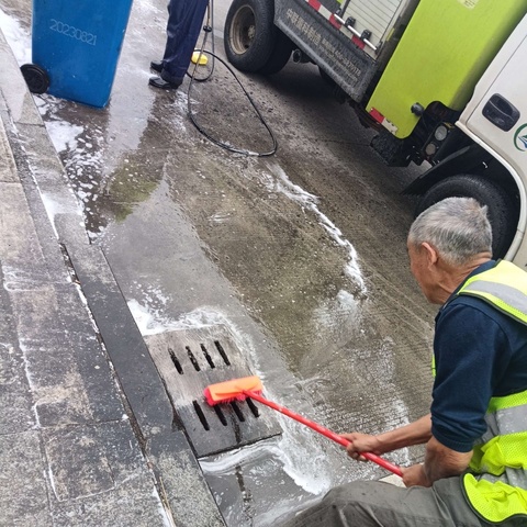 为油污路“脱脂”给下水道“清肠”—修水县宁磬物业服务有限公司城南西片区开展雨水篦子清理行动。