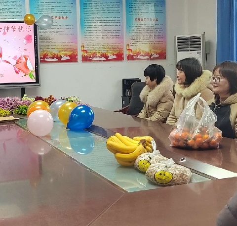 女神节｜愿你芳华自在   愿你笑靥如花                 三十里铺镇中心小学