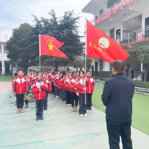 春意萌动，“浇”个朋友——武关镇中心小学开展植树节浇水活动