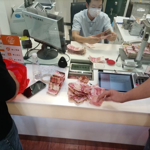 感动来源于“润物细无声”，岩城支行客服经理用言行诠释一心为民的服务宗旨