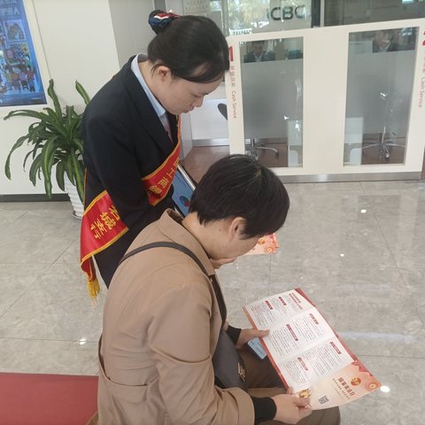 工行龙岩岩城支行形式多样开展国家宪法日和“宪法宣传周”活动。