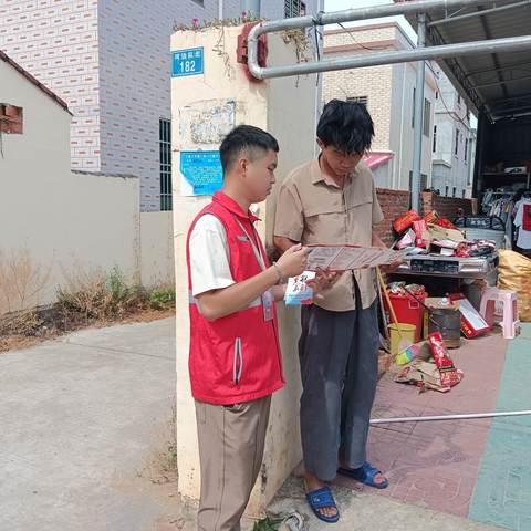 网格员入户开展扫黑除恶宣传工作