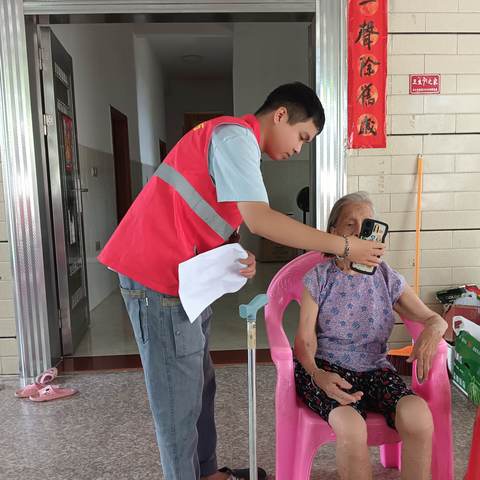 网格员持续开展帮助高龄老人人脸识别认证工作