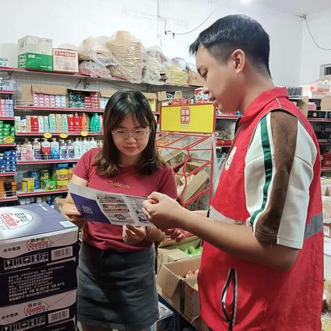 网格员入户开展离岛免税违法知识宣传工作