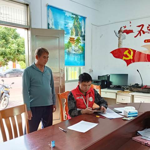 网格员帮助居民缴纳城乡医疗保险
