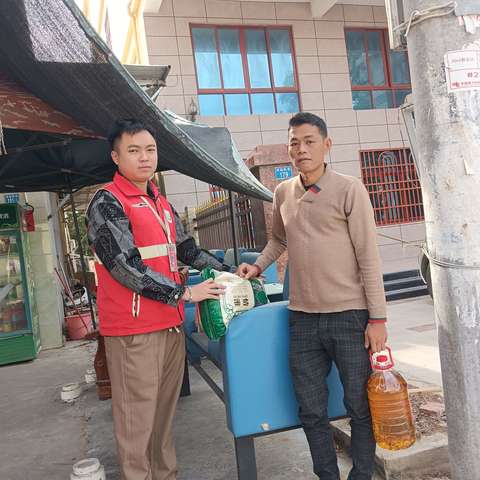 网格员协助村两委干部入户走访慰问帮助低保户