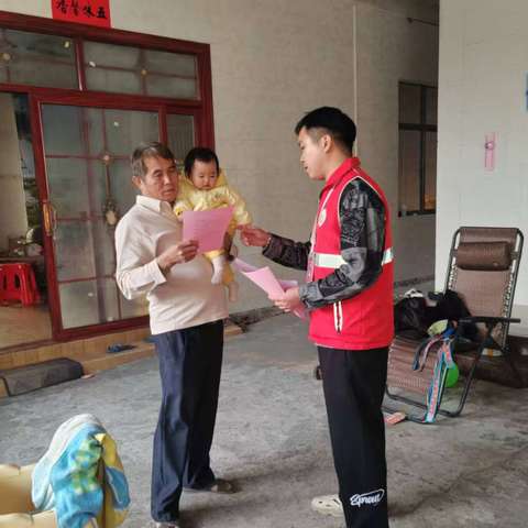网格员入户告知居民关于变型拖拉机的管理政策