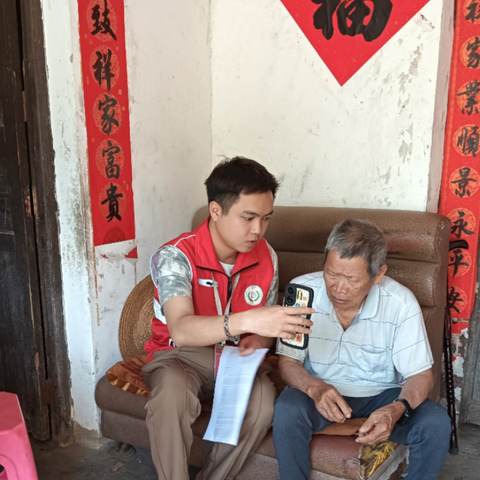 网格员入户帮助高龄老人人脸识别认证工作