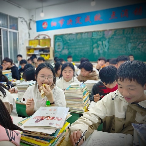 镇雄县红叶中学爱心宵夜进行中……