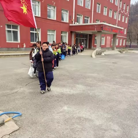 铸牢中华民族共同体意识  传承红色英雄烈士精神—灯塔市鸡冠山乡九年一贯制学校