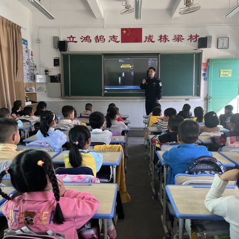 警察爸爸进课堂，安全陪伴我成长                  ——上杭县实验小学一7班学生家长进课堂活动