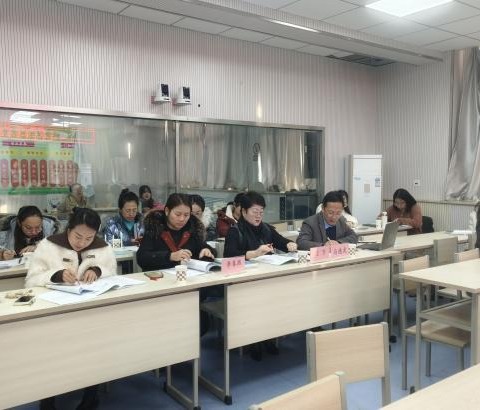 【大爱·二小】聚焦核心素养，培养实践创新意识。——马德虎、王芳名师工作室联合教研活动。